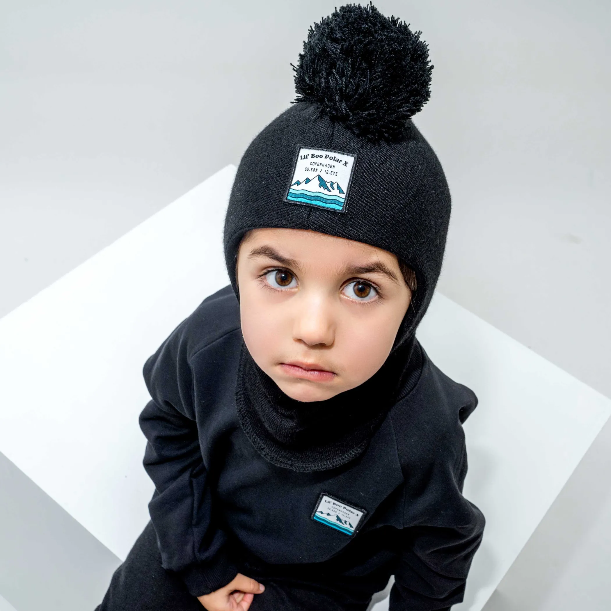 Lil' Boo Pompom Balaclava - Black (Elefanthue m. kvast)< Balaclavas | Beanies